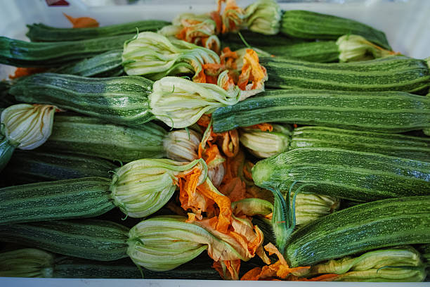 전체 판매 시장에서 꽃신선한 잘 익은 녹색 쿠르제트 - zucchini farm store flower 뉴스 사진 이미지