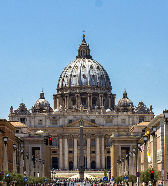 базилика святого петра в ватикане в риме, италия - vatican dome michelangelo europe стоковые фото и изображения