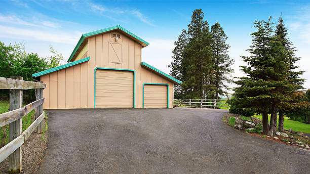 istock Seperate old garage with two doors. 592000190