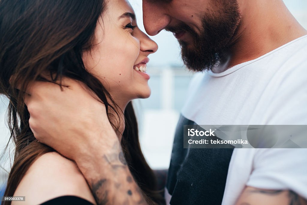 Homme et Femme à la recherche dans chacun d'autres - Photo de Femmes libre de droits