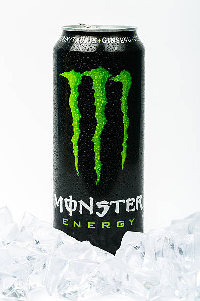 la la beve di energia dei mostri. isolato su sfondo bianco - monster energy drink energy drink caffeine foto e immagini stock