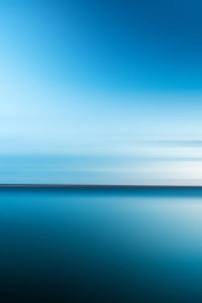 abstrakcyjny rozmyty dramatyczny zachód słońca w długiej ekspozycji dla tła - seascape sea sky horizon zdjęcia i obrazy z banku zdjęć
