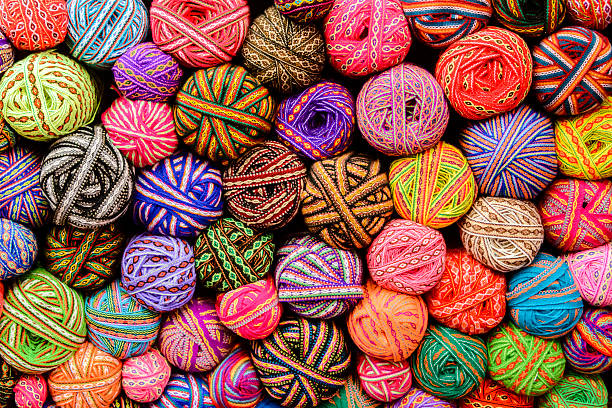 boules colorées de fil et de rubans - multi colored variegated wool colors photos et images de collection