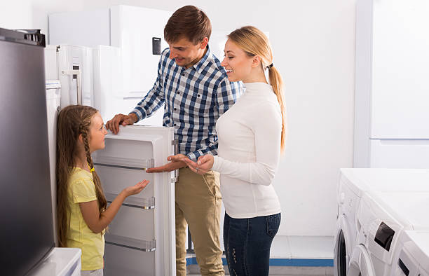 mężczyzna i kobieta z dziewczyną kupującą lodówkę - three different refrigerators zdjęcia i obrazy z banku zdjęć