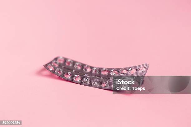 Photo libre de droit de Bande Vide De Pilules Contraceptives Sur Rose banque d'images et plus d'images libres de droit de Pilule contraceptive - Pilule contraceptive, Contraceptif, Être enceinte