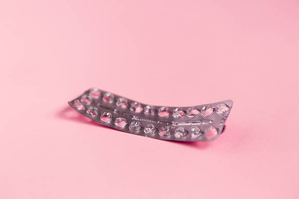 empty strip of birth control pills on pink - contraceção imagens e fotografias de stock