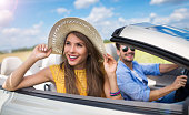 junger-mann-und-frau-fahren-in-cabrio.jpg?b=1&s=170x170&k=20&c=00k_u2swmhbkQtJk7TmHfEfoeeiYsGBI8fO_hMaRMe4=