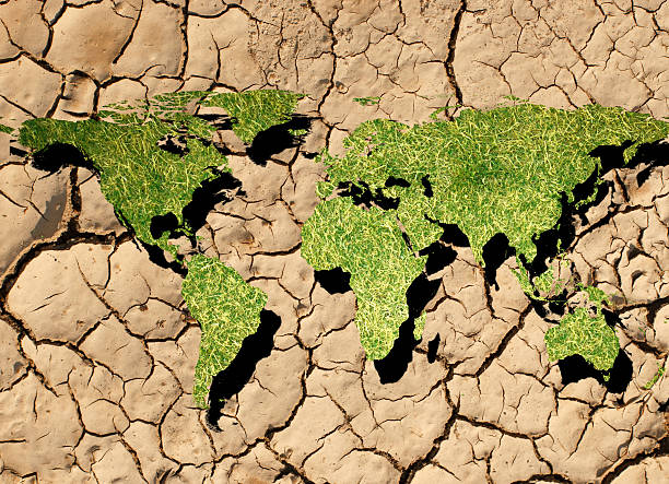 carte du monde avec des continents de sol désert sec - global warming cracked dirt earth photos et images de collection