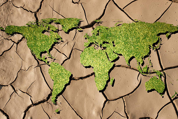 carte du monde avec des continents de sol désert sec - global warming cracked dirt earth photos et images de collection