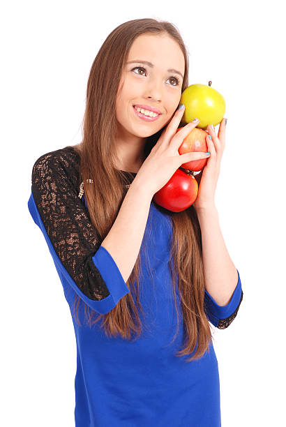 giovane sorridente ragazza con tre mele brunette  - healthy eating green studio shot vertical foto e immagini stock