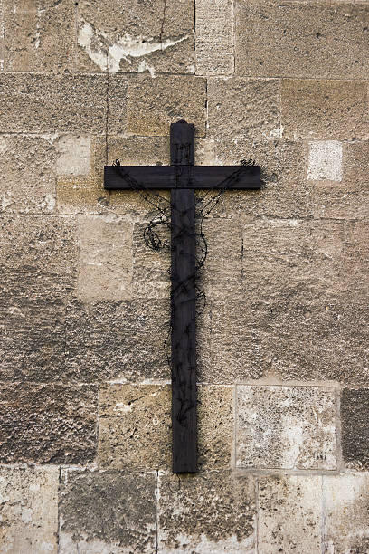 istock Big old grunge looking cross with barbed wire 592030052