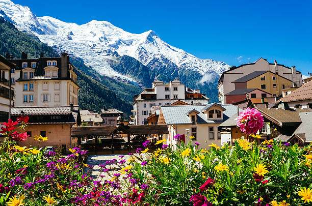 chamonix, france with mont blanc mountain range - chamonix imagens e fotografias de stock