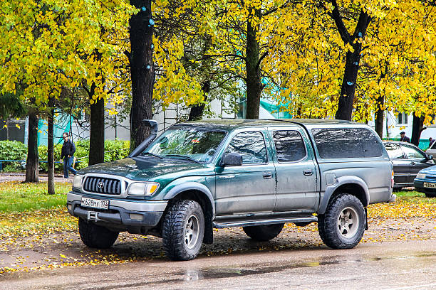 toyota tacoma - indiana autumn woods forest imagens e fotografias de stock