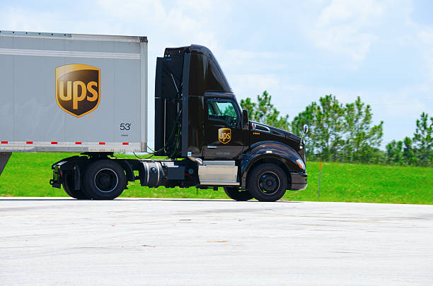 semi-remorque cargo ups ups united parcel service sur route - united parcel service truck shipping delivering photos et images de collection