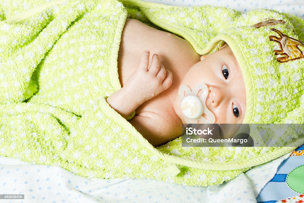 Bebé Recién Nacido Acostado En Toalla Con Capucha Después De Tomar Un Baño  Foto de stock y más banco de imágenes de Acostado - iStock