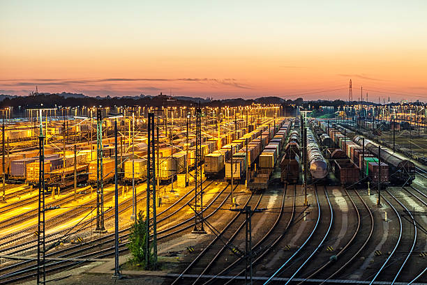 frachtdepot bei sonnenuntergang - railroad siding stock-fotos und bilder