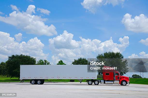 Foto de Limpo Vermelho Vermelho Semi Trator Caminhão W Reboque De Carga e mais fotos de stock de Caminhão articulado