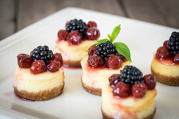 mini cheesecake com cereja - dessert fruit torte red - fotografias e filmes do acervo