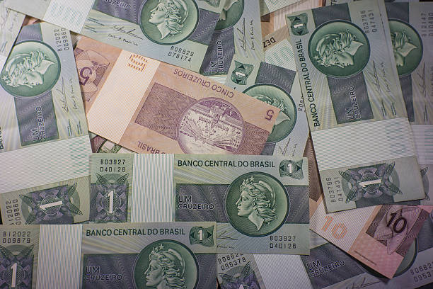 old brazilian currency bills - comerce imagens e fotografias de stock