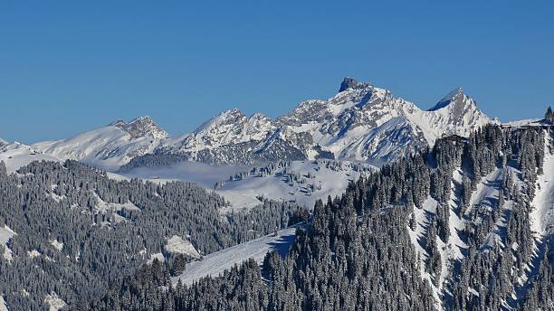 wasserengrat and mt spillgerten - bernese oberland gstaad winter snow imagens e fotografias de stock