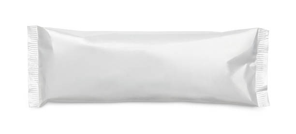 imballaggio snack sacchetto di plastica bianco isolato su sfondo bianco - sugar sachet foto e immagini stock