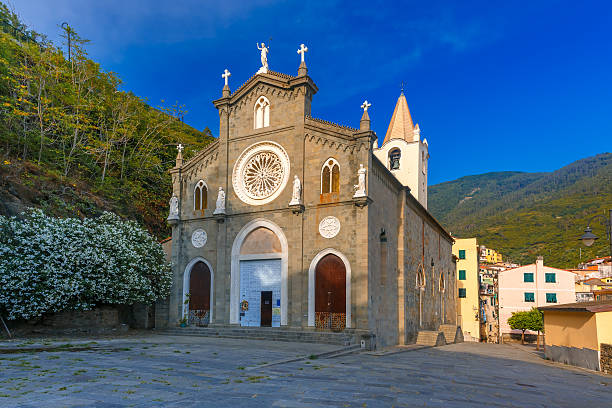 kirche san giovanni battista, riomaggiore, italien - giovanni boccaccio stock-fotos und bilder