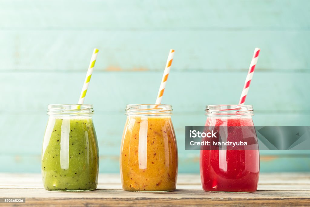 boissons smoothies détox - Photo de Cocktail de fruits pressés libre de droits