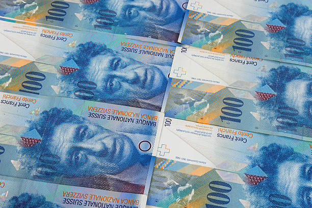 hintergrund aus 100 schweizer franken - swiss currency switzerland currency paper currency stock-fotos und bilder