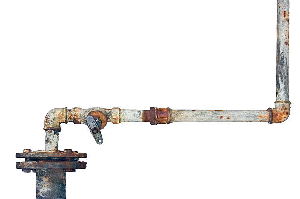 古い錆びたパイプ、老朽化した孤立したグランジ錆びた鉄パイプライン - rust ストックフォトと画像