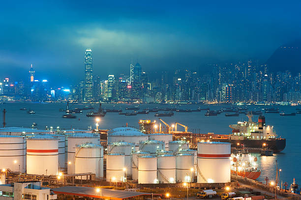 港のオイルタンク - chinese production ストックフォトと画像