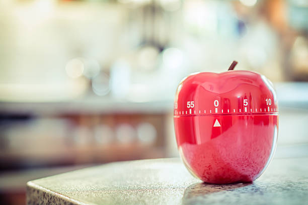 una hora - temporizador de huevo de cocina rojo en forma de manzana - number 5 accuracy time blue fotografías e imágenes de stock