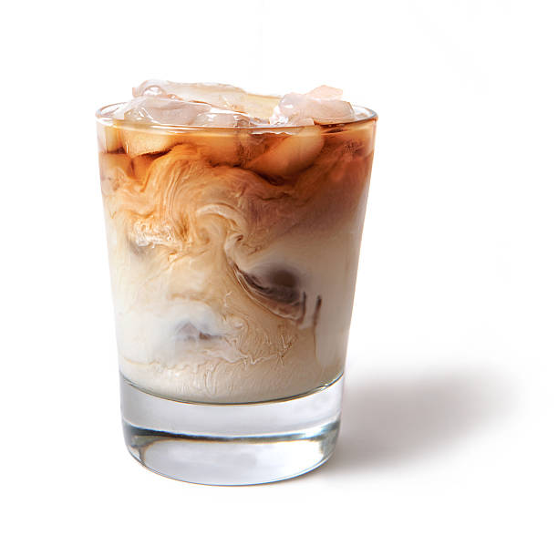 クリームが渦巻くアイスコーヒー - カフェオレ ストックフォトと画像