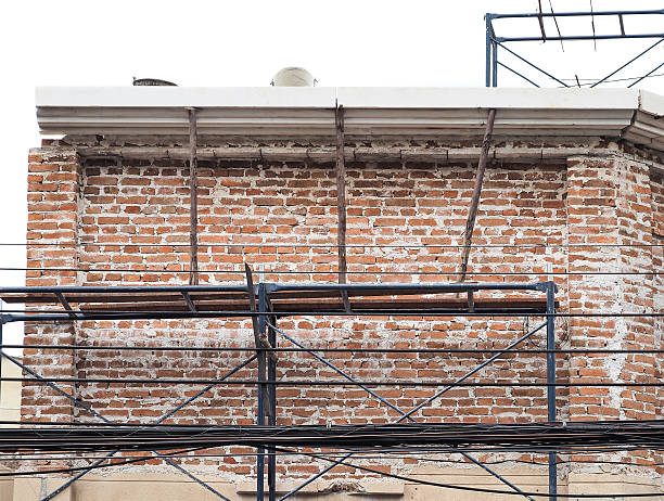 restauração de prédio antigo com blocos vermelhos - restoring house scaffolding history - fotografias e filmes do acervo