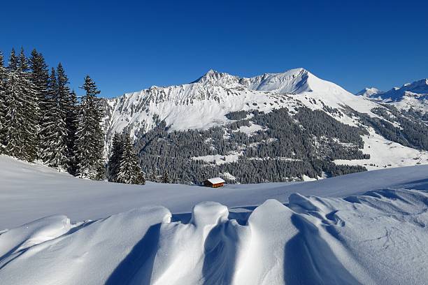 snow shaped by wind and mt lauenenhorn - bernese oberland gstaad winter snow imagens e fotografias de stock