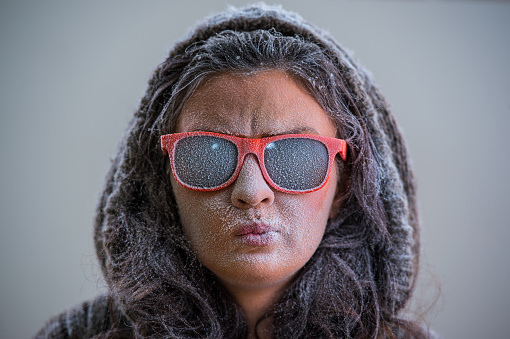 Mujer bonita con traje de invierno y gafas de sol photo
