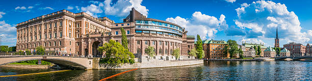 stockholm riksdagshuset parliament house reflétant gamla stan panorama au bord de l’eau suède - norrbro photos et images de collection