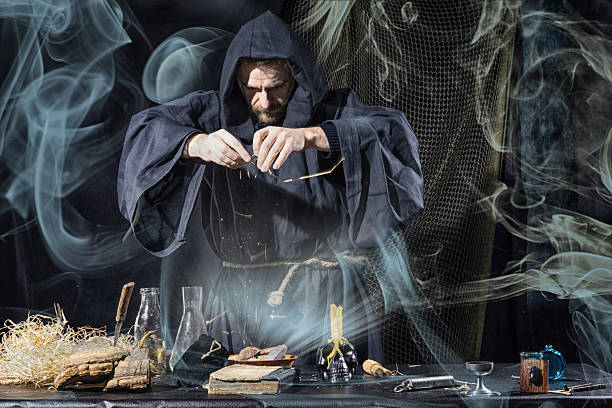 halloween. der mittelalterliche alchemist hält magischen ritualen rauch - alchemie stock-fotos und bilder