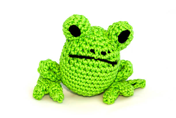istock Knitted toy frog on white background 592402716