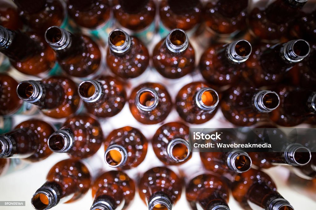Bottiglie di birra vuote a bewery - Foto stock royalty-free di Industria