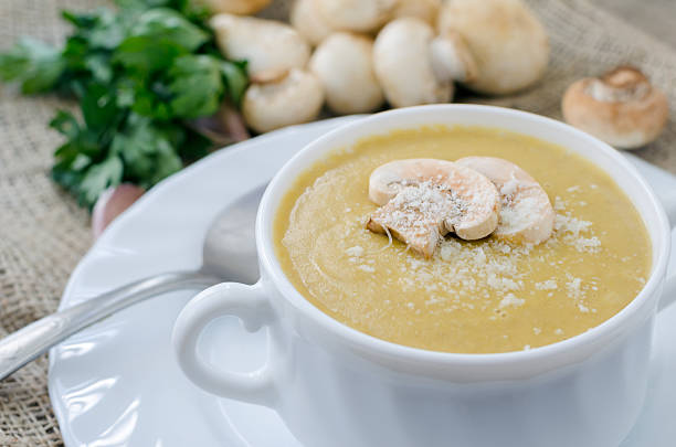 gespaltene erbsensuppe mit pilzen und parmesan - yellow split pea soup stock-fotos und bilder