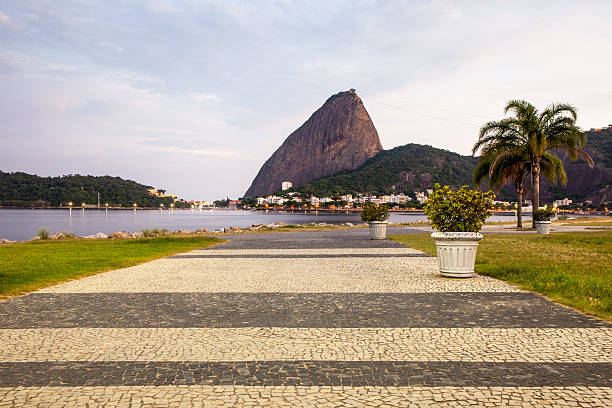 sugarloaf mountain from flamengo park, rio de janeiro - urca imagens e fotografias de stock