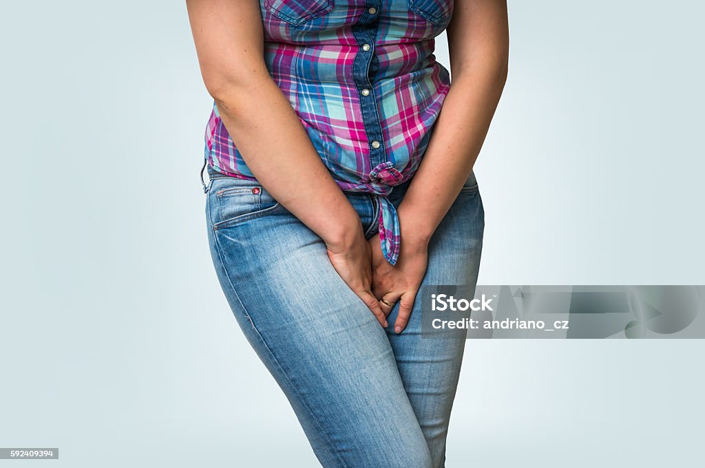 Frau mit Händen, die ihren Schritt halten, will sie pinkeln - Lizenzfrei Inkontinenz Stock-Foto