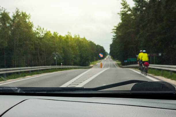 niewyraźny widok z poruszającego się samochodu - overtake zdjęcia i obrazy z banku zdjęć