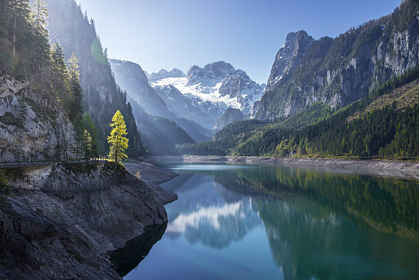 dachstein glacier reflecting in gosausee, salzkammergut, upper austria, austria - dachsteingebirge stock-fotos und bilder