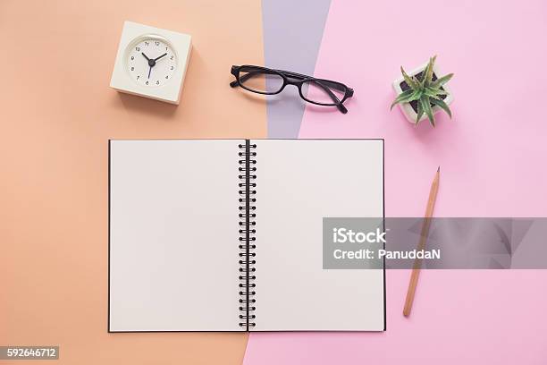 Topansicht Des Notebooks Mit Stift Brille Uhr Pflanze Stockfoto und mehr Bilder von Notizbuch