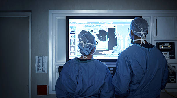 患者の診断に光を当てる - surgeon hospital surgery doctor ストックフォトと画像