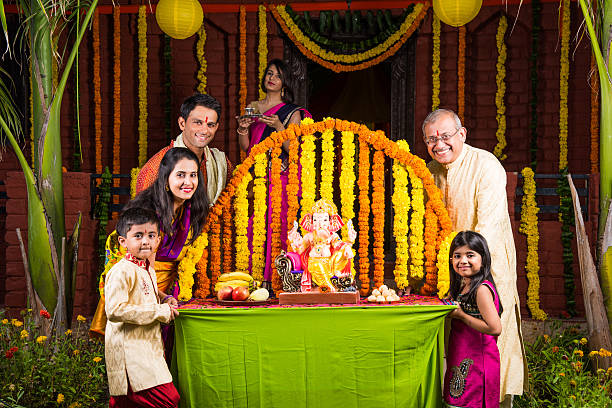 가네샤 축제에서 인도 가족을 환영하는 가네샤 우상 - ganesh festival 뉴스 사진 이미지