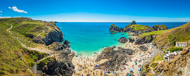 cornwall crowds of tourists enjoying holiday sunshine kynance cove panorama - lizard point imagens e fotografias de stock