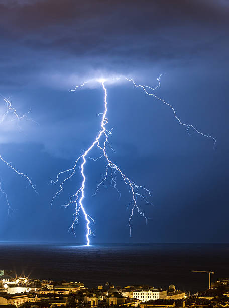 massive drammatic cloud to ground lightning bolts - summer landscape flash imagens e fotografias de stock