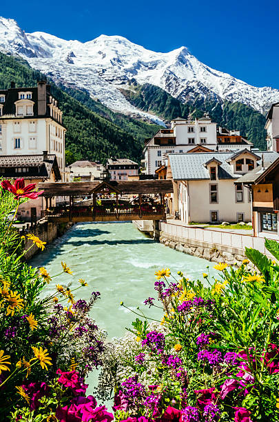 chamonix, francia con la cordillera del mont blanc - chamonix fotografías e imágenes de stock